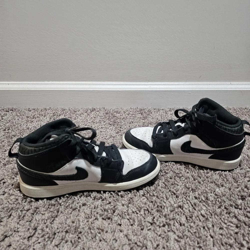 NIKE JORDAN MID TOP PANDA ELELPHANT SNEAKERS Youth Size 1